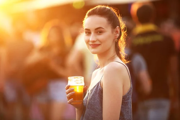 Mulher bebendo cerveja ao ar livre — Fotografia de Stock