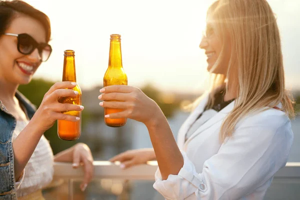 Mulheres bebendo cerveja de garrafas ao ar livre — Fotografia de Stock