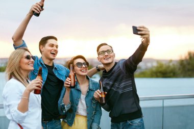 Cep telefonunda Fotoğraf Çeken Arkadaşlar