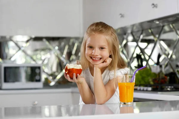 건강 한 영양. 과일 과 쥬스를 먹는 아이. — 스톡 사진
