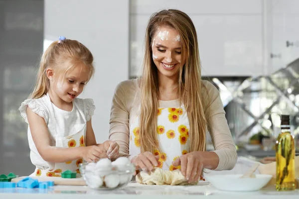 Cozinhar em família. Mulher com criança assar em casa — Fotografia de Stock