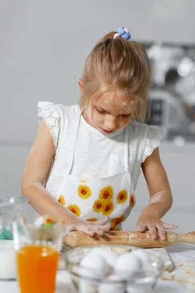 Kid Baking In Kitchen, Cooking In Kitchen — Stock Photo, Image