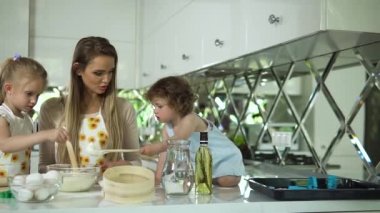 Modern Light Kitchen 'da Kızları Olan Anne Yemek Pişiriyor