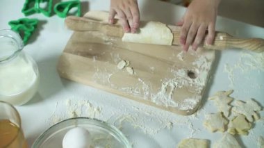 Kurabiye Pişirmek İçin Öküzü Hazırlayan Çocuk 'un Kapanışı