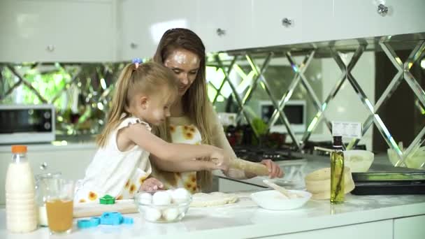 Mulher com filha Cozinhar, Assar Juntos Na Cozinha — Vídeo de Stock