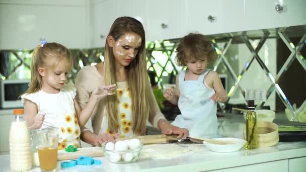 Gelukkig familie koken samen bij moderne keuken — Stockvideo