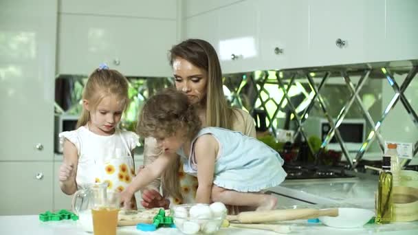 Glückliche Familie kocht gemeinsam in der modernen Küche — Stockvideo