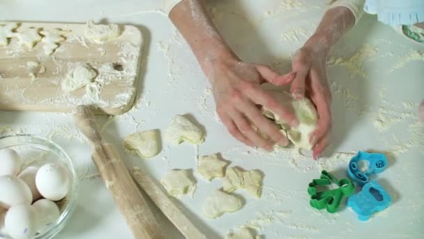 Κλείσιμο του Family Preparing Dough για το ψήσιμο των cookies — Αρχείο Βίντεο
