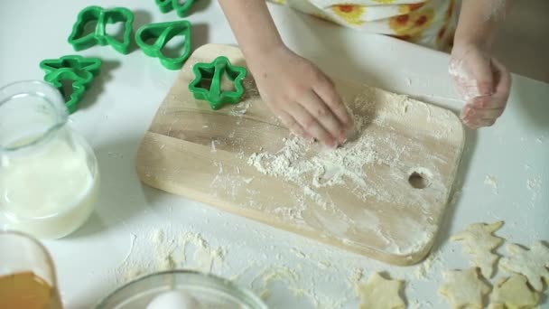 Closeup da criança preparando a massa para assar biscoitos — Vídeo de Stock