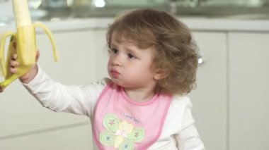 Beslenmek. Mutfakta Muz Yiyen Bebek
