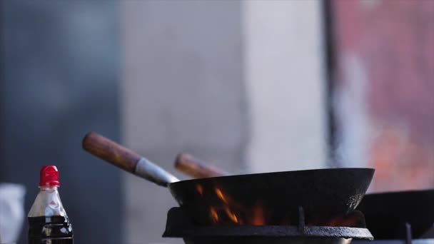 Eten koken. Wok op fornuis met vuur vlammen close-up — Stockvideo