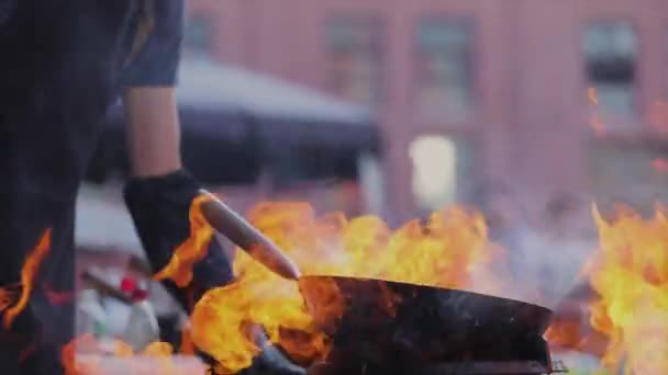 Street Food Festival. Kock matlagning thailändska Dish I Wok On Fire — Stockvideo