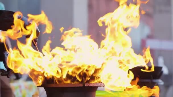 Chef matlagning thailändsk mat i Wok On Burner med brand flamma närbild — Stockvideo