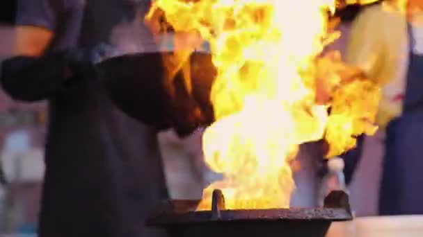 Street Food. Chef Cooking Thai Meal In Wok On Fire Outdoors — Stok Video