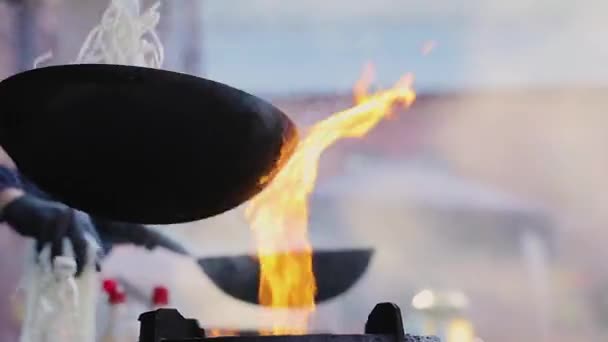 Gatumat. Kock matlagning thailändsk mat i Wok On Fire utomhus — Stockvideo