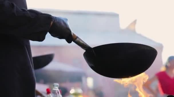 Gatumat. Kock matlagning thailändsk mat i Wok On Fire utomhus — Stockvideo
