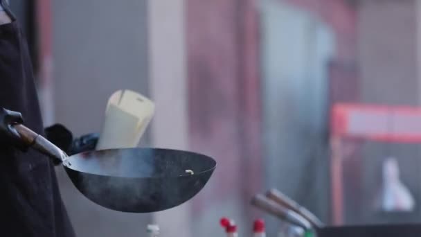 Вулична їжа. шеф кулінарія тайська їжа на вогні на відкритому повітрі — стокове відео