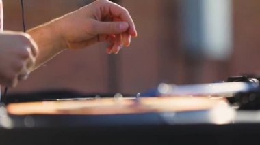 DJ Karışık Müzik Parçası, Profesyonel Ekipman Kapanışı Üzerinde Çalışıyor