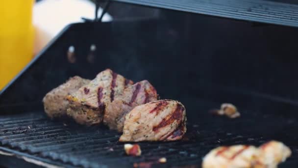 Carne alla griglia. cottura succosa bistecca su barbecue primo piano — Video Stock