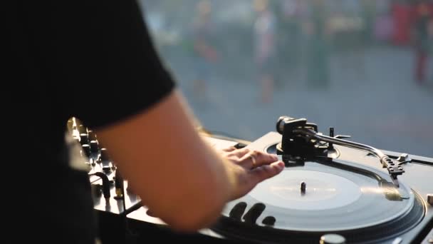 DJ Mixing Music Track, Praca na profesjonalnym sprzęcie zbliżenie — Wideo stockowe