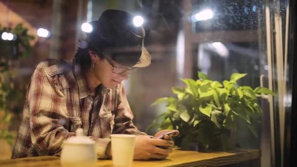 Portrait de l'homme élégant avec téléphone portable au café — Video