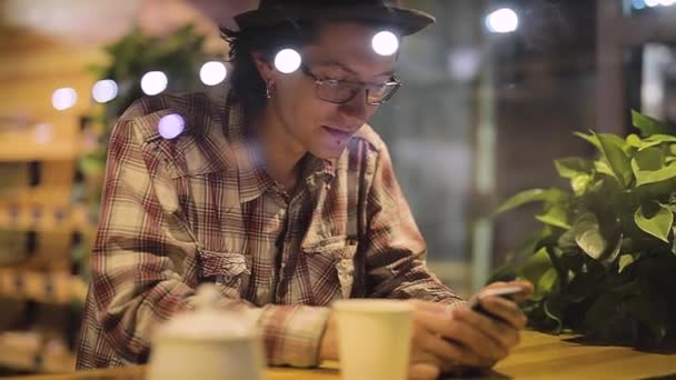 Portrait de l'homme élégant avec téléphone portable au café — Video