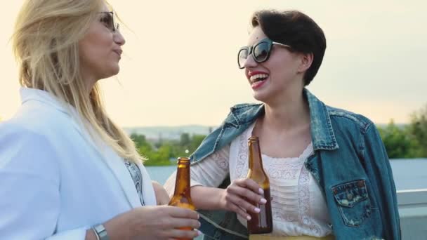 Jonge vrouwen drinken bier buiten, plezier hebben buiten — Stockvideo