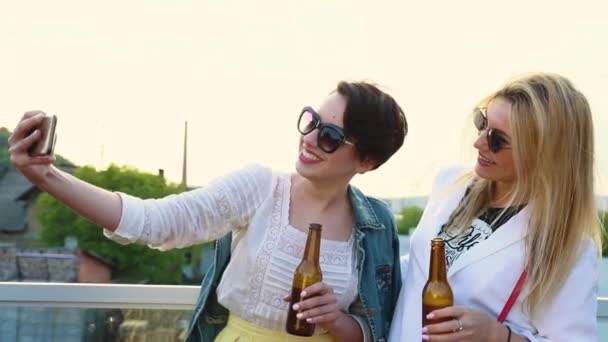 快乐的女人在户外打电话拍照，喝啤酒 — 图库视频影像