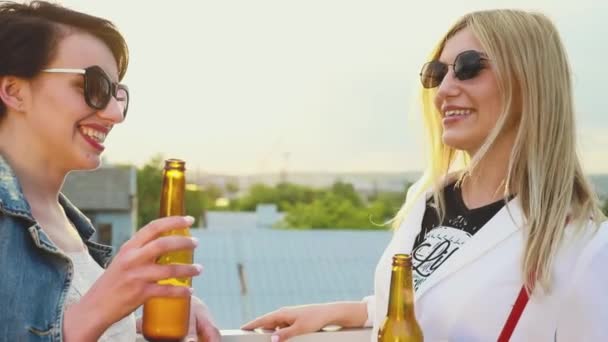 Jonge vrouwen drinken bier buiten, plezier hebben buiten — Stockvideo