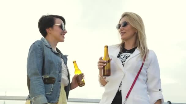 Leende kvinnor som har roligt, dricker öl och dansar utomhus — Stockvideo