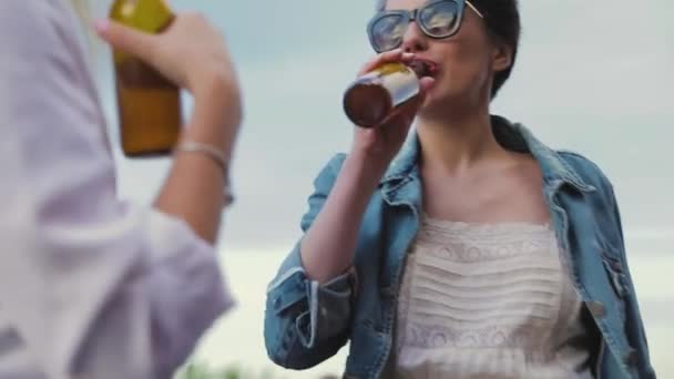 Hermosa mujer bebiendo cerveza y bailando en la fiesta al aire libre — Vídeo de stock