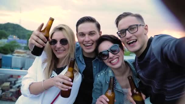 Gelukkige mensen die buiten met bier op de foto gaan. Vrienden Partij — Stockvideo