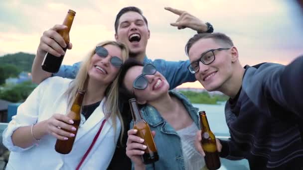 Gelukkige mensen die buiten met bier op de foto gaan. Vrienden Partij — Stockvideo