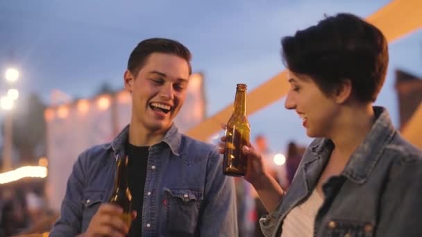 Casal na festa, bebendo cerveja e se comunicando ao ar livre — Vídeo de Stock