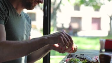 Adam restoranda yemek yiyor, Biberli Biberli Et Bifteği Baharatı