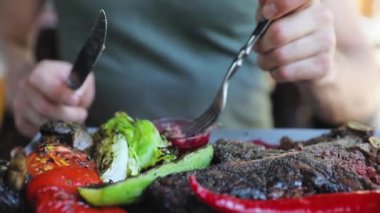 Restoranda Akşam Yemeği Yiyen Adam. Yakından Et Yiyen Adam