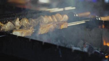 Yemek Pişirme Kapanışı. Barbekü Restoranında Et Izgarada