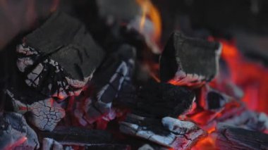 Kömür Izgarası 'nda Yangın Yakma. Ateşle Yanan Kömür