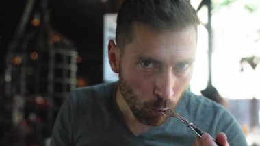 Yemek Yiyen Adam, Restoranda Et Bifteği Kapanış