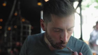 Yemek Yiyen Adam, Restoranda Et Bifteği Kapanış