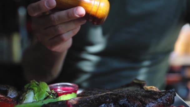 Comer comida. Homem salgando suculento grelhado carne de bife Closeup — Vídeo de Stock