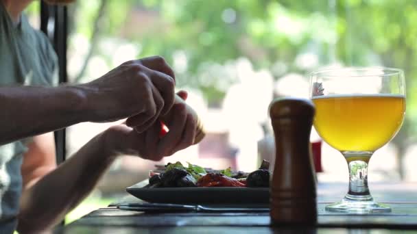 Крупный план человек ест еду в ресторане Приправы мясо с перцем — стоковое видео