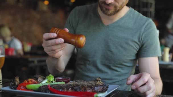 Man salta biff kött på grill restaurang närbild — Stockvideo