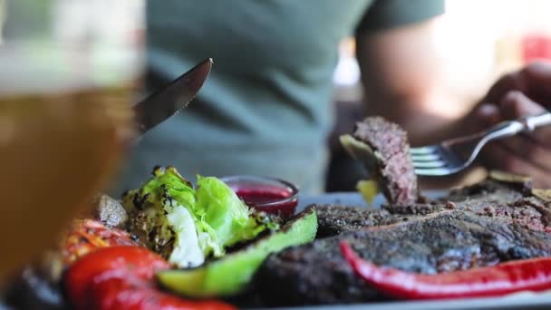 Comendo comida close-up, homem mergulhando carne bife peça em molho — Vídeo de Stock