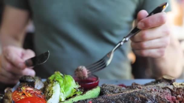 Man äter middag på restaurang. Närbild man äter biff kött — Stockvideo