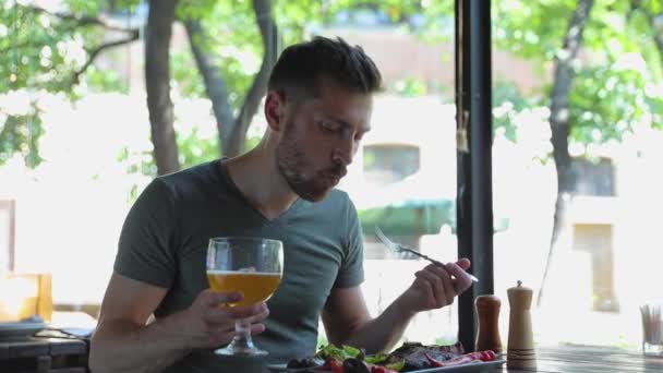 Man Jedzenie mięsa i picie piwa w restauracji Grill — Wideo stockowe