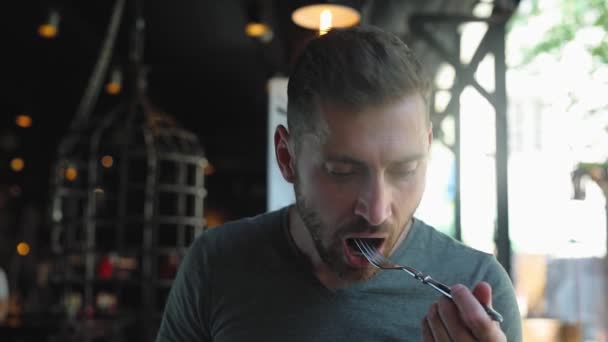 Hombre Comiendo Comida, Carne Filete En Restaurante Primer plano — Vídeos de Stock