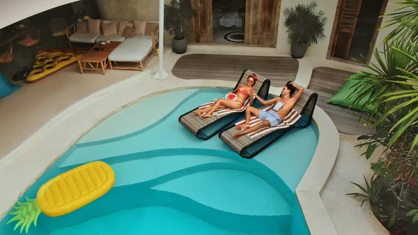 Nyár. Top View of Couple In Love a medencében. Boldog férfi és nő élvezik a nászutat a Trópusi Villában. Divat Férfi és Nő Romantikus Nyaralás Luxus Cottage. — Stock Fotó