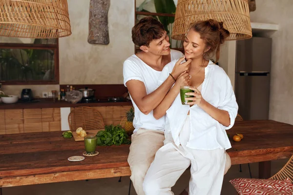 Sağlıklı beslenme. Tropikal Villa 'daki mutfakta içki içen romantik çift. Detokslu kadın ve erkek birlikte yaz tatilinin tadını çıkarıyorlar. Doğal Vitaminler ve Vejetaryen Yemekler. — Stok fotoğraf