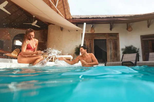 Couple In Love At Pool. Handsome Man And Beautiful Woman Enjoying Summer Vacation. Fashion Male And Female Having Fun On Honeymoon At Tropical Villa. Happiness As Lifestyle. — Stock Photo, Image